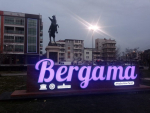 İzmir bergama cumhuriyet meydanı kiralık banyosu wc si olan 3 lü büro 